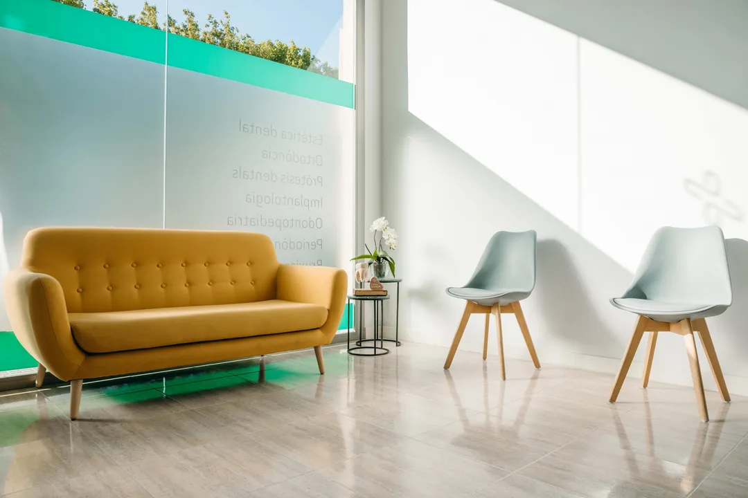 Sala de espera de Clínica Balaguer con sofá y sillas