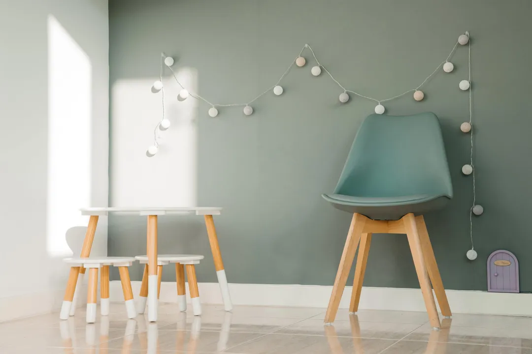 Sala de espera infantil con juegos para niños