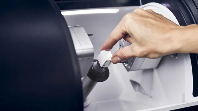 Fresado del bloque cerámico en la unidad CEREC